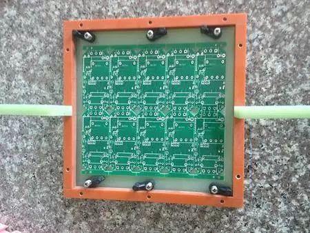 治具放入已贴片PCB电路板的背面